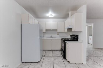 Building Photo - 312 E Tonopah Ave