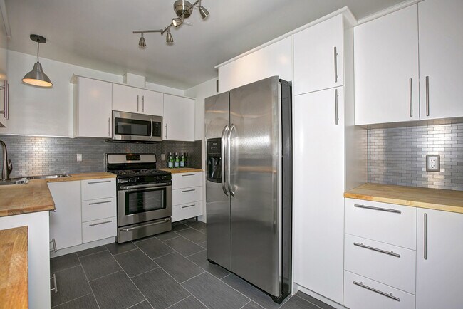 Foto del edificio - Rent this Gorgeous Fully Updated 3 Bd/ 1.5...