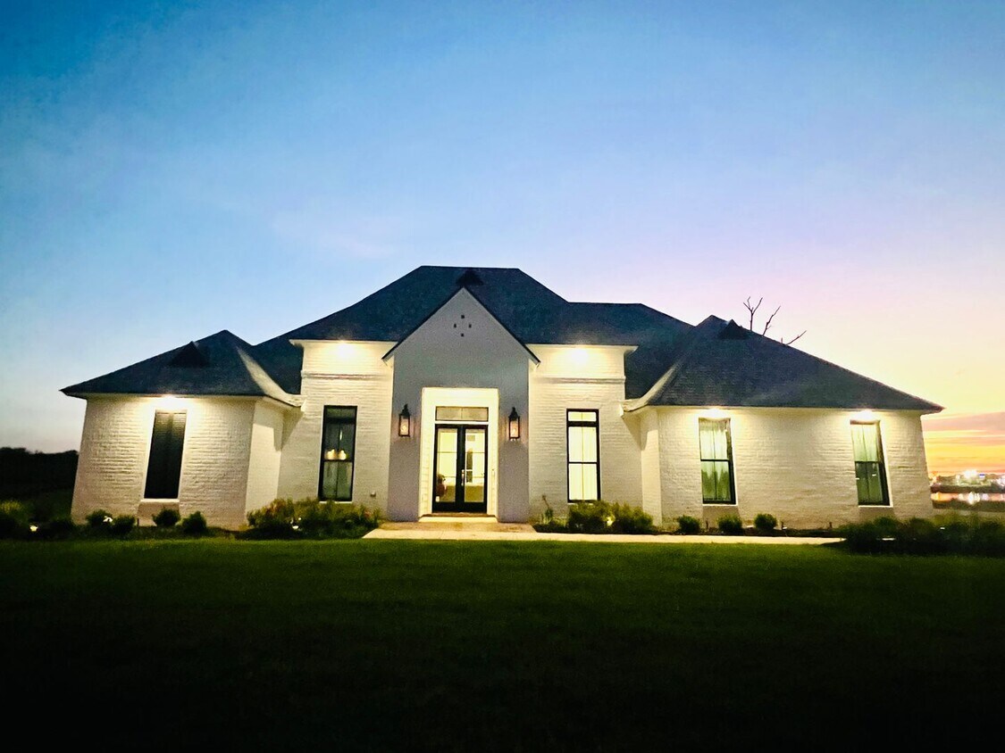 Foto principal - Beautiful Home in Alexandria with a Pool!!