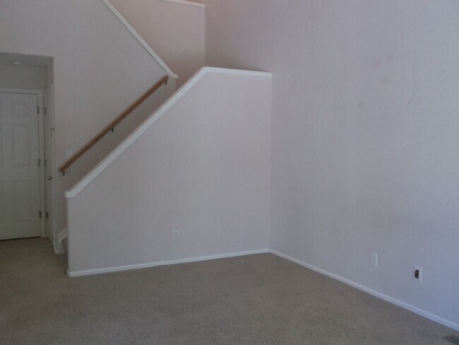 Foto del edificio - Beautiful 2 Bedroom Townhome Steps from Pa...
