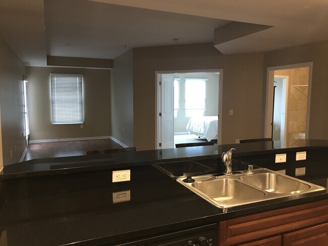 Building Photo - Fabulous Condo in the Prestigious Beauvall...