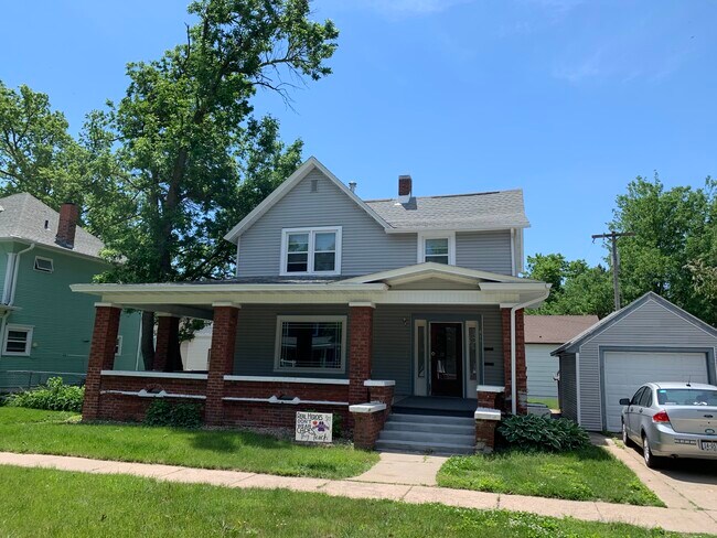 Building Photo - 611 W 10th St