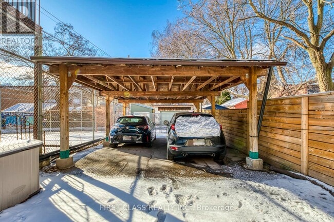 Building Photo - 392 Parliament St