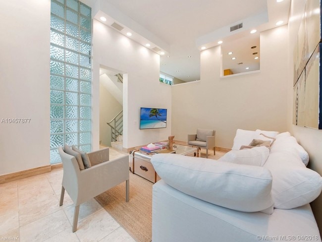 Building Photo - 2 br, 3 bath  - 3272 Virginia St # A-1B