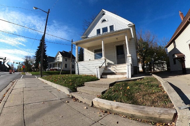 Building Photo - 720 S Main St