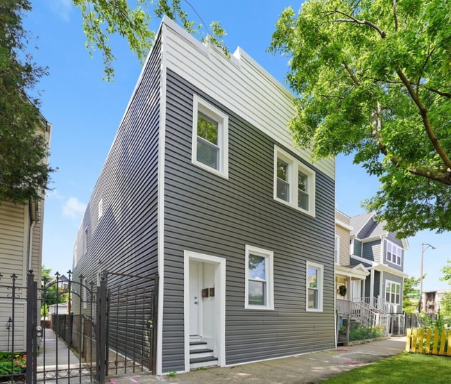 Building Photo - 3575 W Dickens Ave