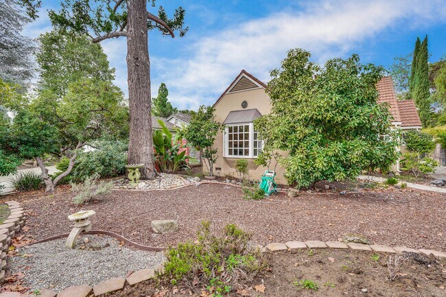 Foto del edificio - Classic Mountain View Retreat with Detached Garage