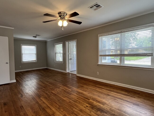 Building Photo - "Spacious 3-Bedroom Duplex with 2 Full Bat...