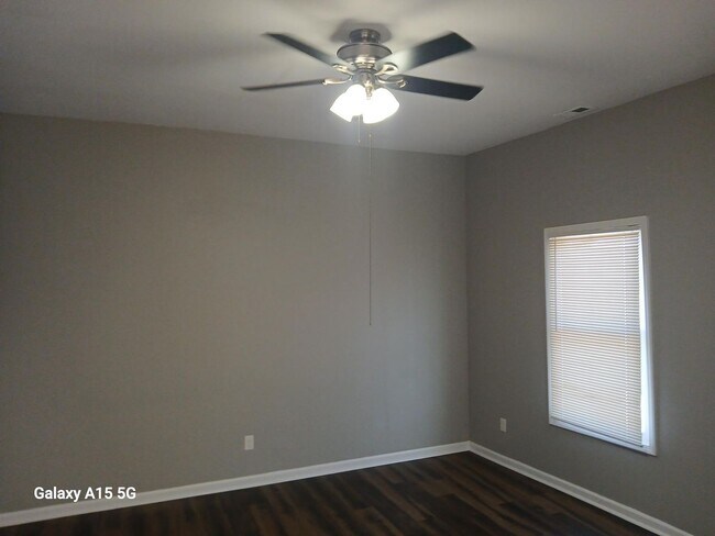 Building Photo - Newly renovated 3 bedroom close to UofL an...