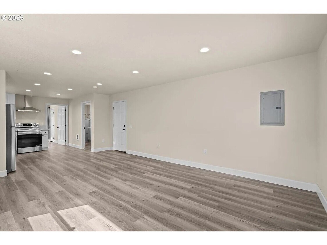 Primary Photo - GPM657 - SE Raymond Ct. (T1)