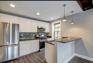 Building Photo - 400 W 6th St