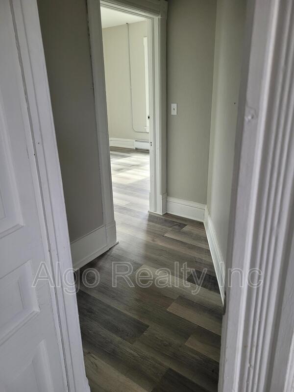 Foto del edificio - 133 Winifred St W