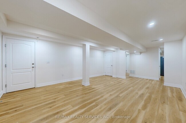Building Photo - 50 Glebe Cres