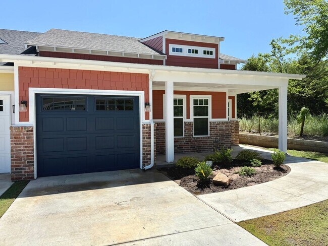 Building Photo - Large 2 Bed, 2 Bath in Beautiful Well Main...
