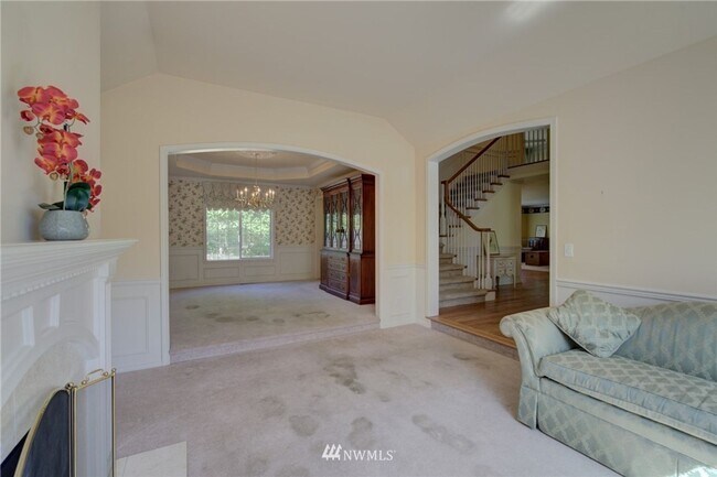Foto del edificio - 5 bedroom + Bonus room with a large fenced...