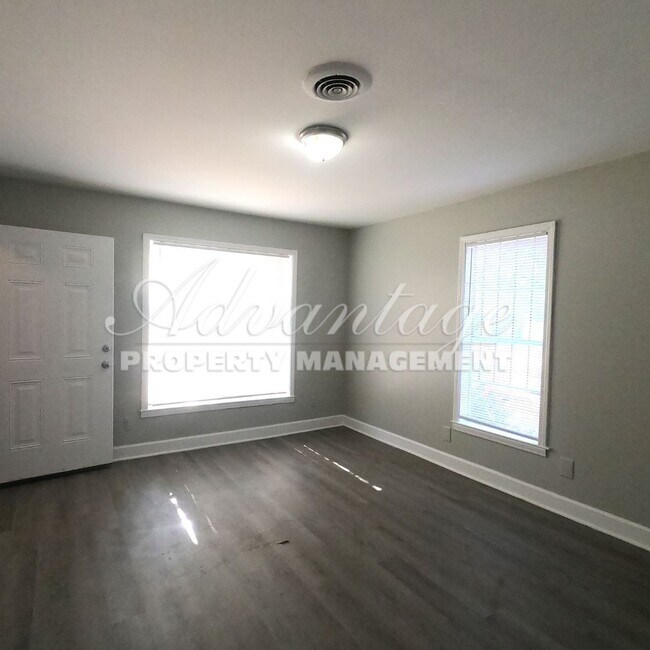 Building Photo - Come see this Newly Renovated 2 Bedroom Ho...