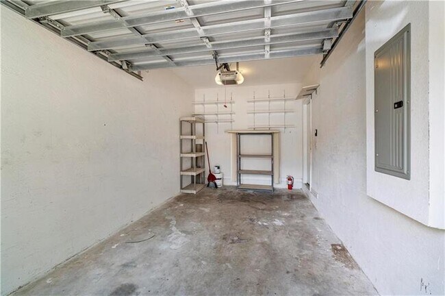 Foto del edificio - 6373 Landings Way