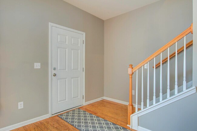 Building Photo - 811 Hemingway Cir