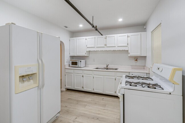 Building Photo - 915 E New Haven Ave