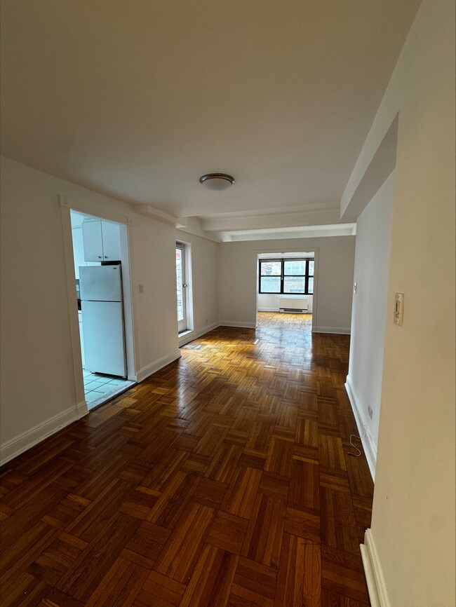 Building Photo - 140 E 56th St