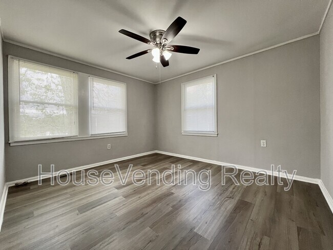 Foto del edificio - 310 Norris Ave