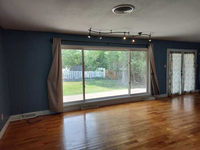 Foto del edificio - ALL PROSPECTIVE TENANTS MUST SUBMIT A $58 NON-REFUNDABLE APPLICATION FEE PER APPLICANT ONLINE AND...