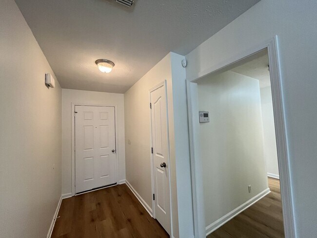Foto del edificio - FRESHLY UPDATED RENTAL W/ FIREPLACE & FENC...