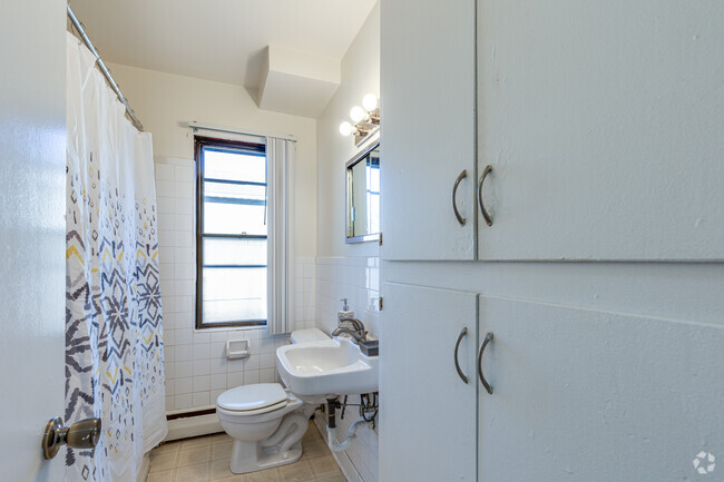 2BR, 1BA - 780SF - Bath - Como Court