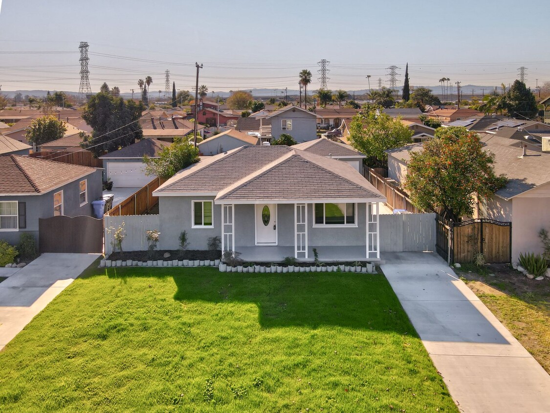 Primary Photo - Single Family Home in Quiet Neighborhood.