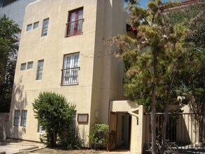 Building Photo - 712 Graham Pl