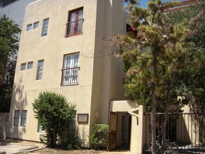 Building Photo - 712 Graham Pl