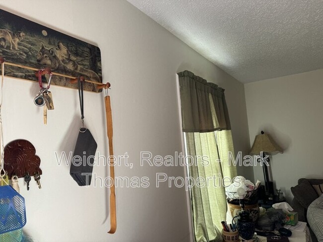 Building Photo - 400 School St