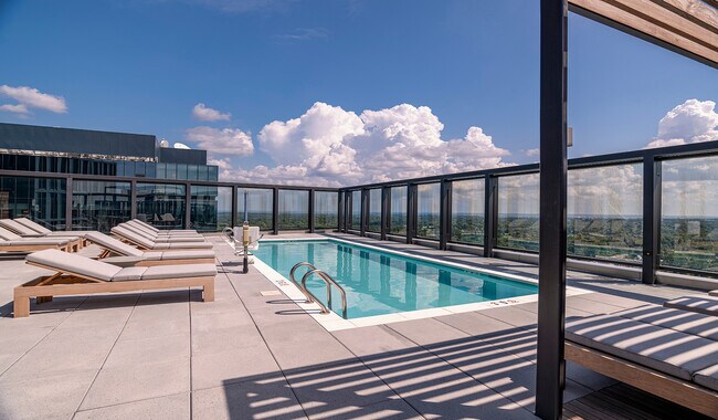 Disfrute de su piscina estilo resort desde arriba de las nubes - The Elm