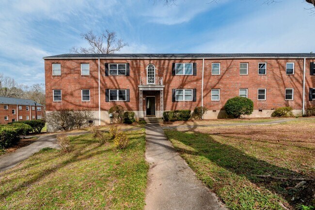 Foto del edificio - $975 - 2 bed/1 bath apartment for rent in Summerville, in-unit washer & dryer!