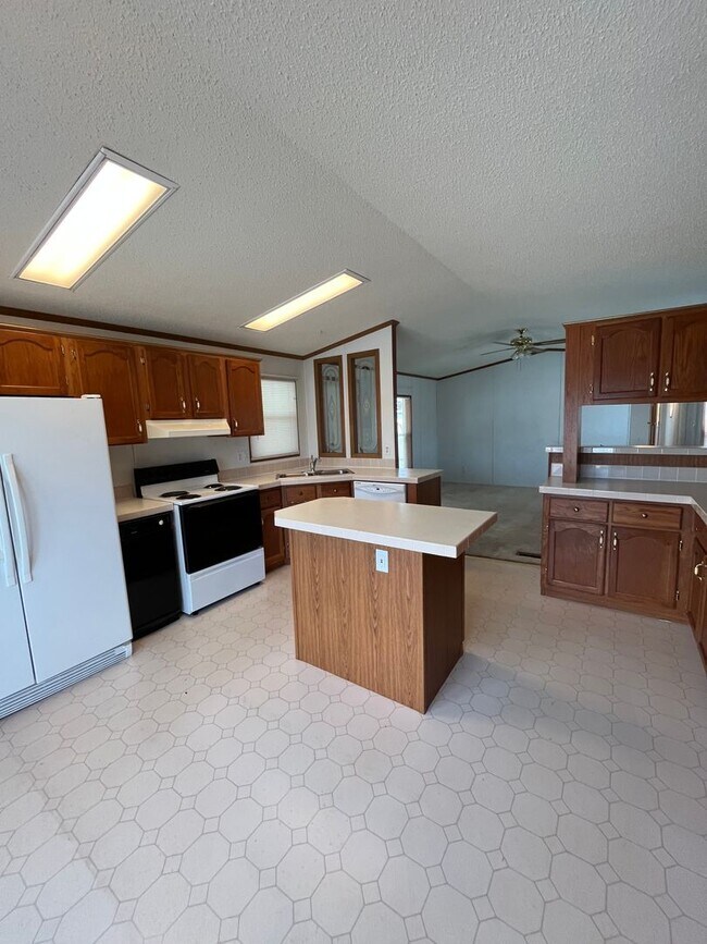 Foto del edificio - 3 Bedroom Mobile Home with Carport in Billings Heights