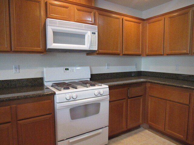 Building Photo - Great 2 Story Townhome in Gated Community!