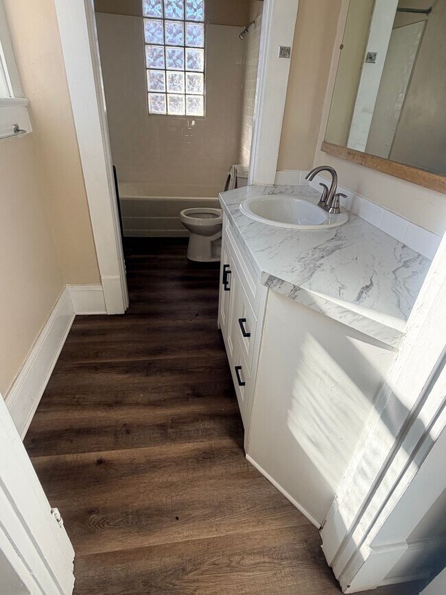 Foto del edificio - Come enjoy this completely renovated 1 bed/ 1 bath apartment close to shopping, walking trails, m...