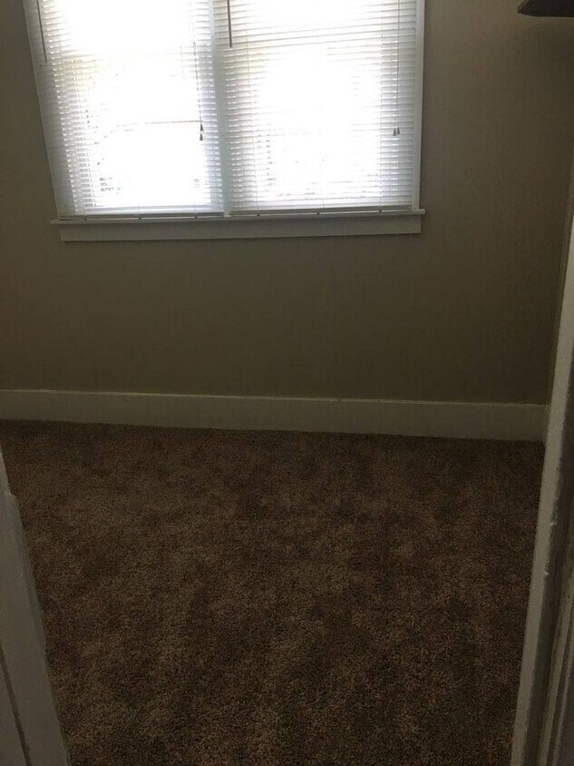 Foto principal - 4 Bedroom/2.5 bath home