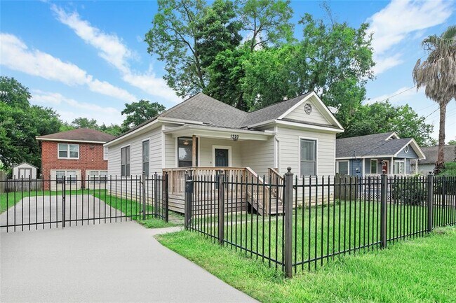 Building Photo - 1320 Idylwild St