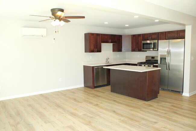 Foto del edificio - 107 E Division St