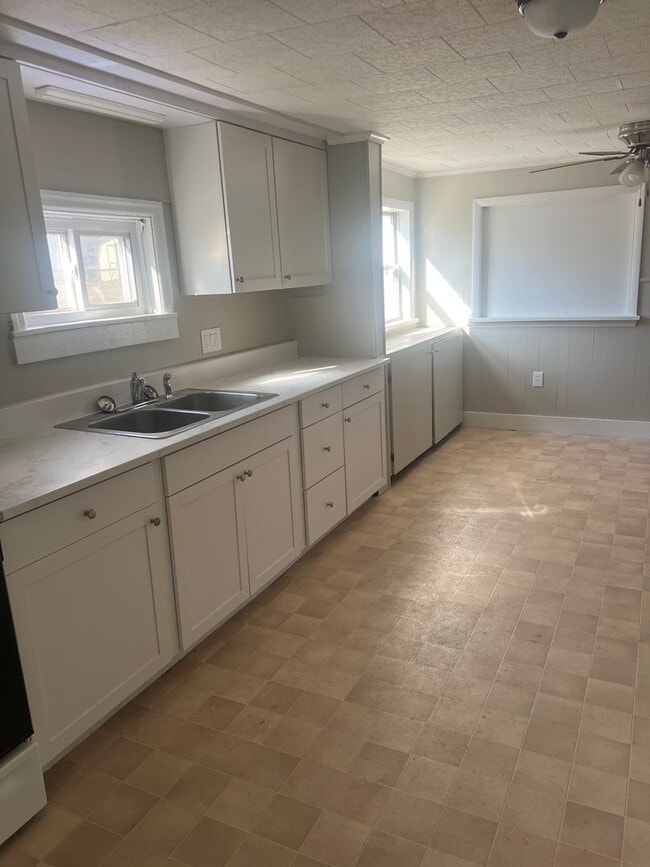 Building Photo - 1878 Spring Rd