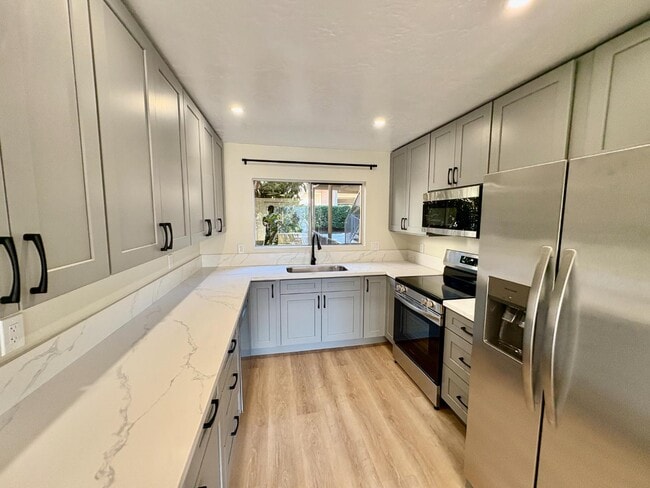 Building Photo - 6816 Hyde Park Dr