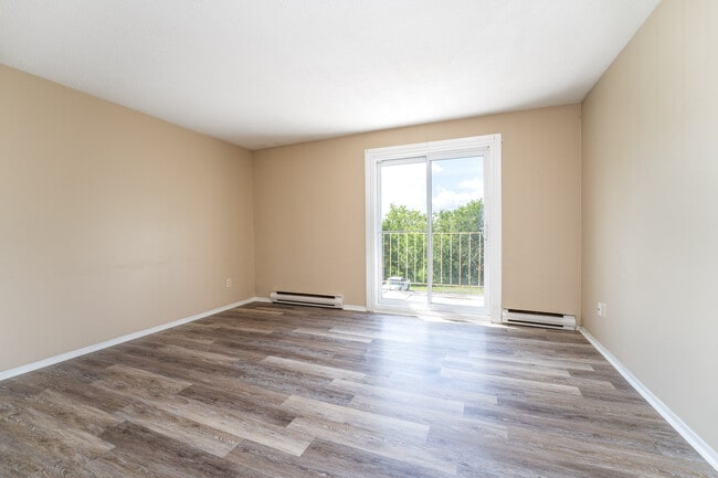Building Photo - 2444 Cléroux Crescent