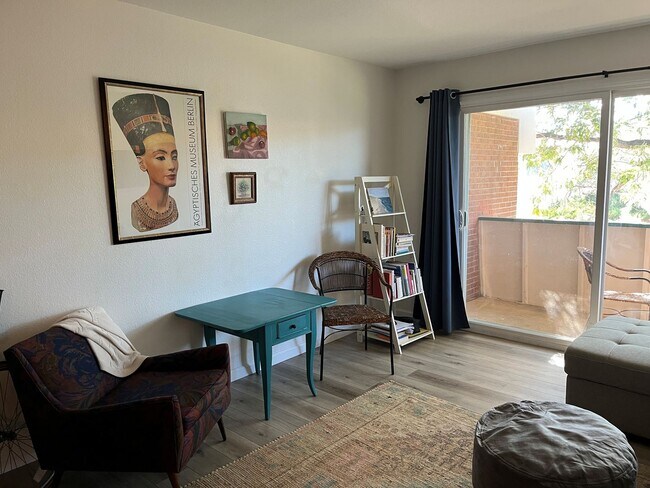 Photo - Large Two bedroom, Two Bath Furnished, all Inclusive short to mid term rental. Apartment