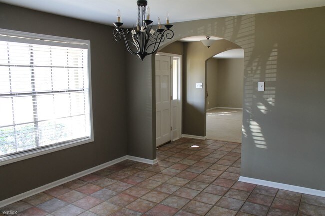 Building Photo - 1312 N Chateau Cir
