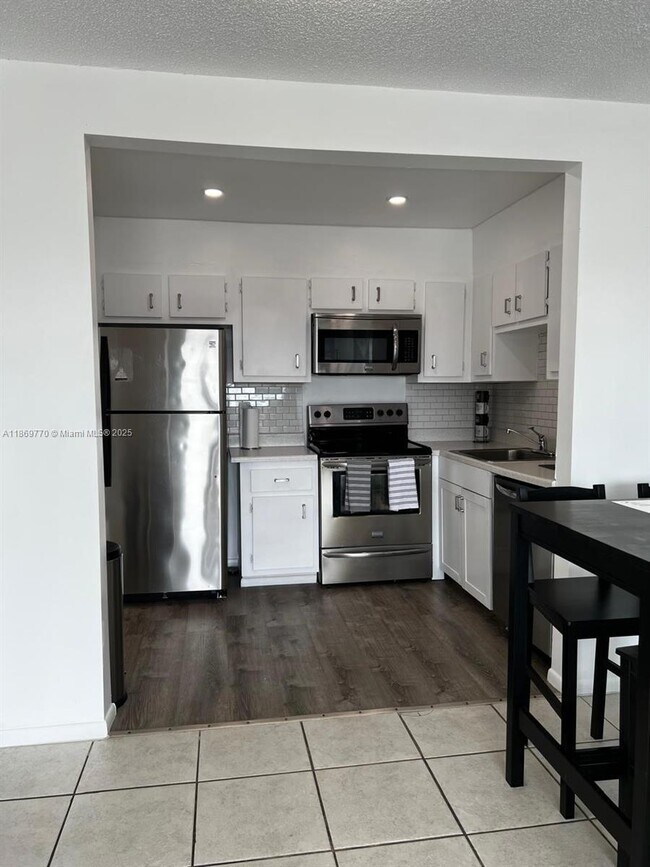 Building Photo - 4164 Inverrary Dr
