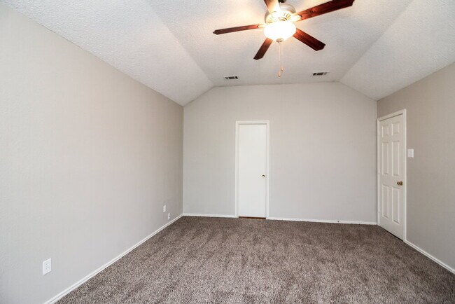 Foto del edificio - 819 Mayfield Dr
