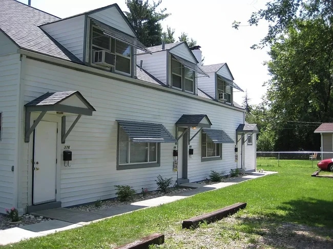 Building Photo - 374 Lawrence Ave