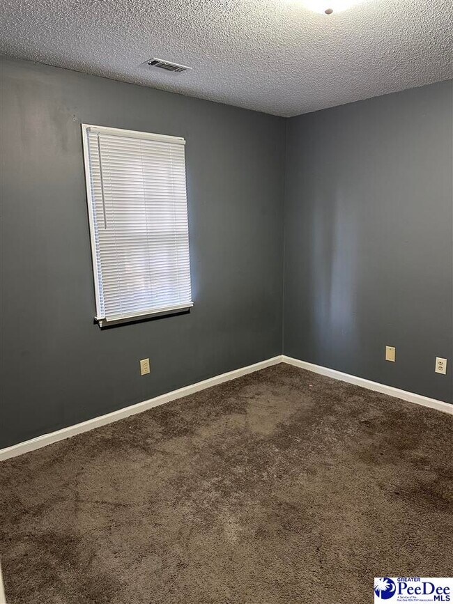 Foto del edificio - 1013 E National Cemetery Rd