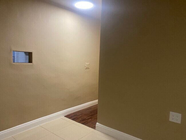 Pasillo - 22317 E Avenue O